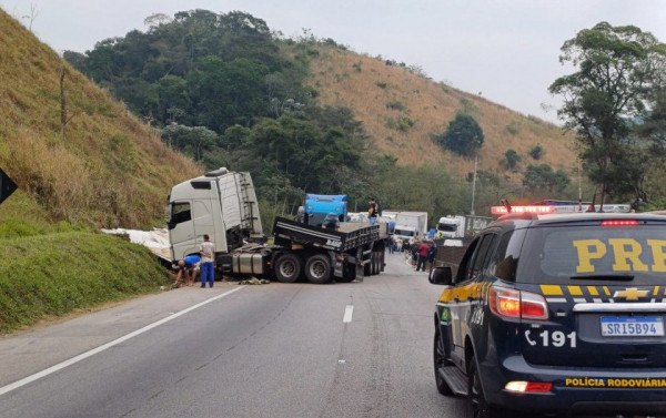 Via Dutra Interditada Na Altura De Pira Ap S Acidente De Carreta