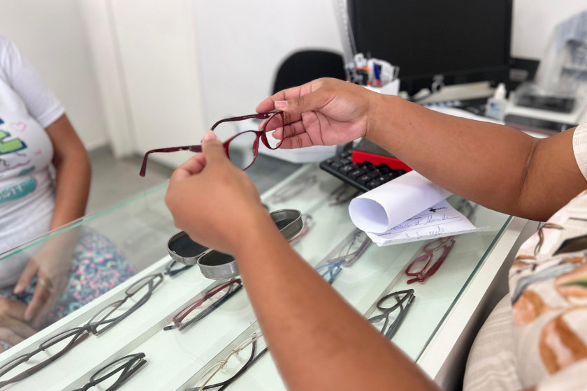 Após 100 anos, marca de óculos reabre no Brasil
