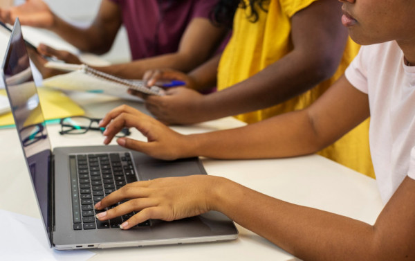 Estudantes de famílias pobres vão receber chips de internet