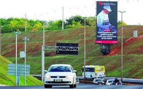 BRASILIANAS | Brasília visualmente poluída (2): Tótens de LED e painéis publicitários invadem e sujam a cidade