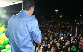 Irineu faz comício ao lado do deputado Meneghelli