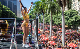 Anitta arrasta mais de um milhão de foliões no centro do Rio